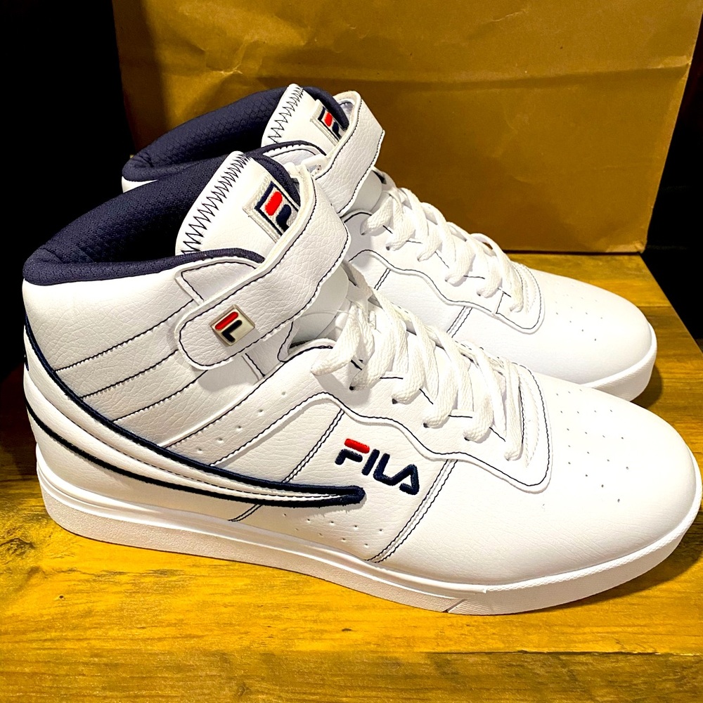 I’m selling 👟 White FILA. Size 12